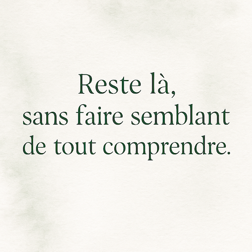Fond léger illustrant la phrase « Reste là, sans faire semblant de tout comprendre », pour inviter à une présence sincère sans jugement